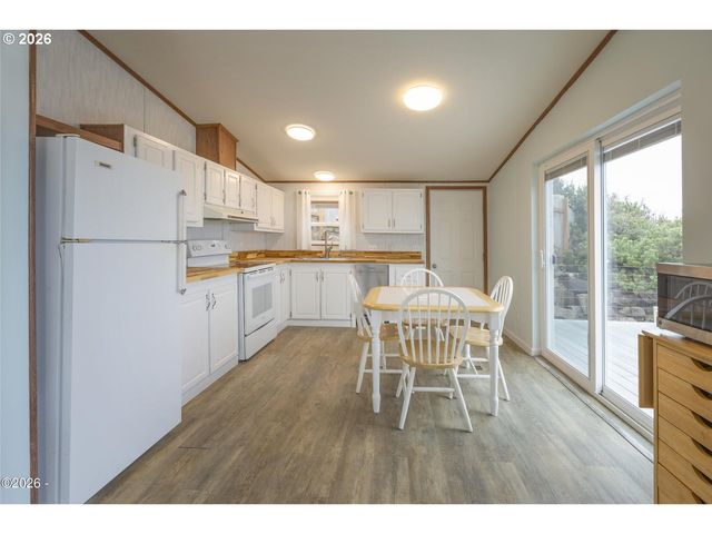 4875 N HIGHWAY 101 19, Depoe Bay, OR 97341