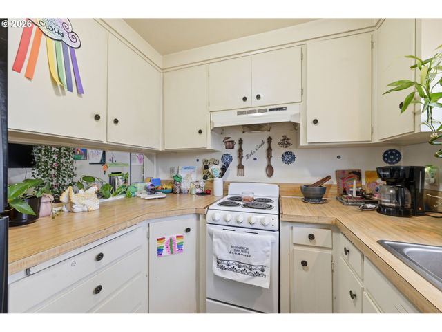 5104 E St, Springfield, OR 97478
