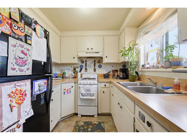 5104 E St, Springfield, OR 97478