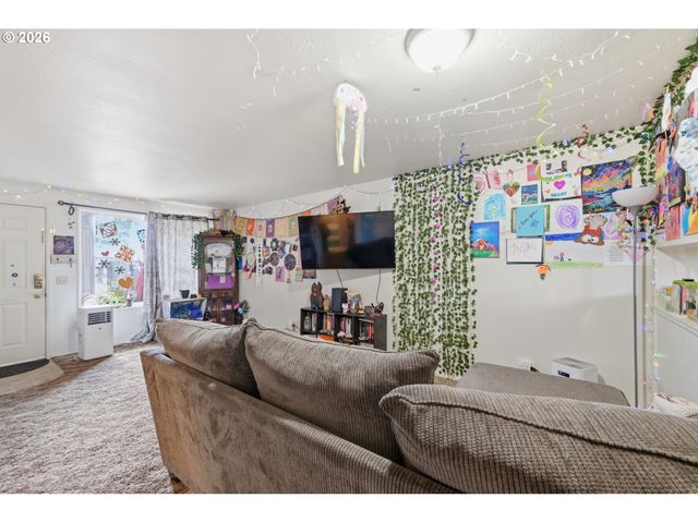 5104 E St, Springfield, OR 97478