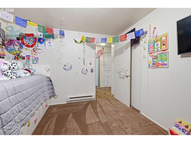 5104 E St, Springfield, OR 97478