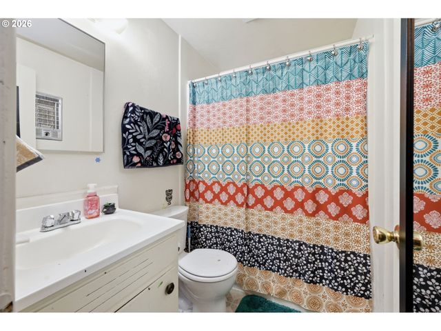 5104 E St, Springfield, OR 97478