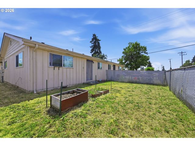 5104 E St, Springfield, OR 97478