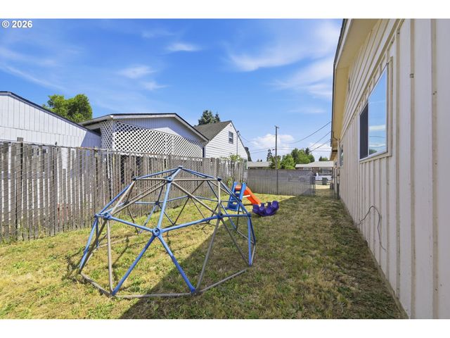 5104 E St, Springfield, OR 97478