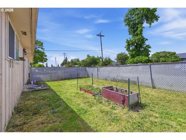 5104 E St, Springfield, OR 97478