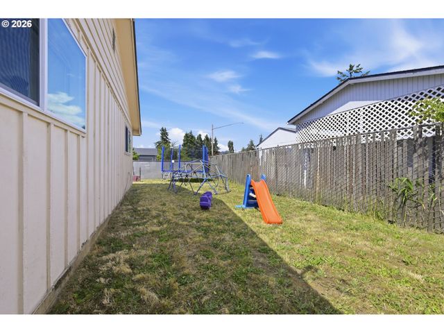 5104 E St, Springfield, OR 97478