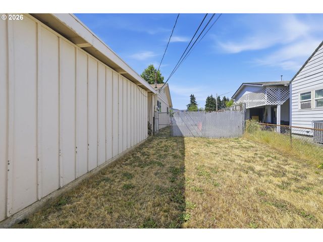 5104 E St, Springfield, OR 97478