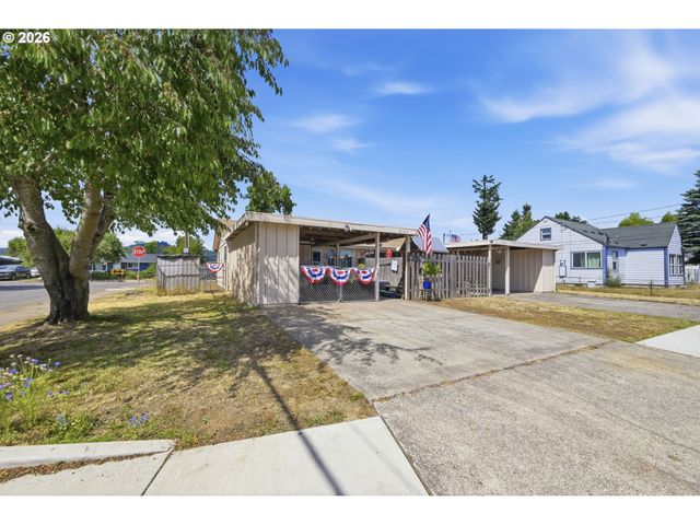 5104 E St, Springfield, OR 97478