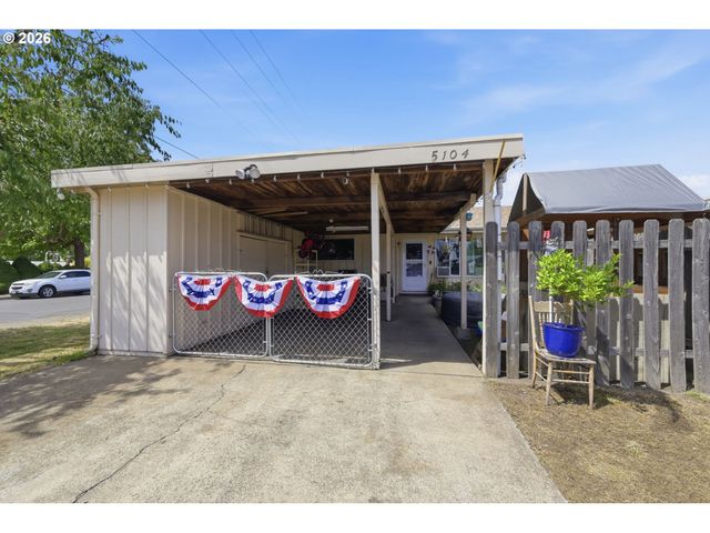 5104 E St, Springfield, OR 97478