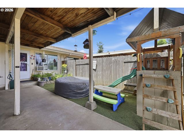 5104 E St, Springfield, OR 97478