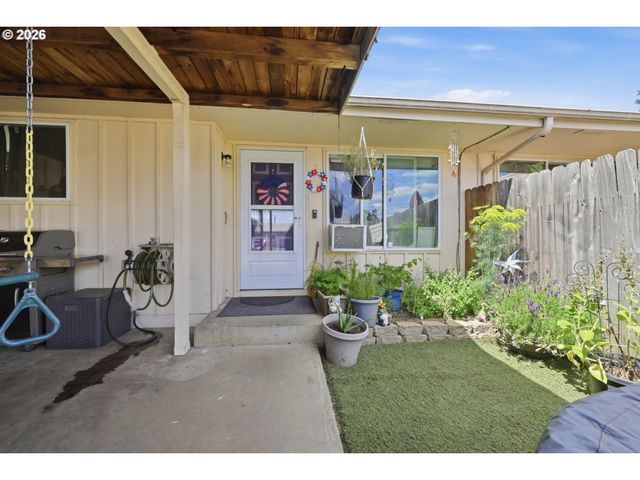 5104 E St, Springfield, OR 97478