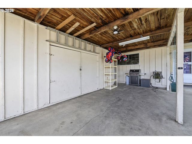 5104 E St, Springfield, OR 97478
