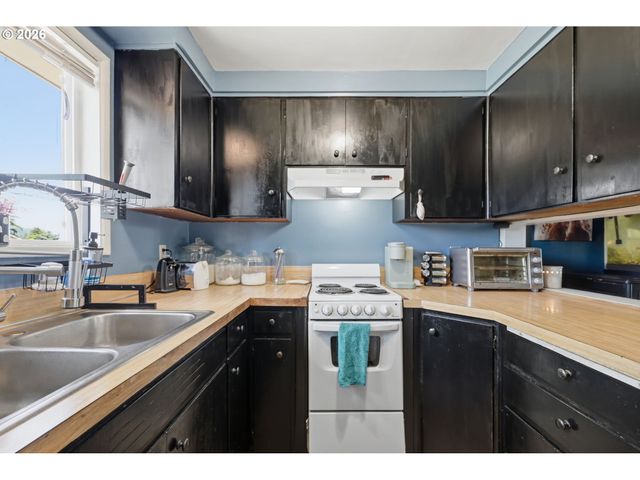 5104 E St, Springfield, OR 97478