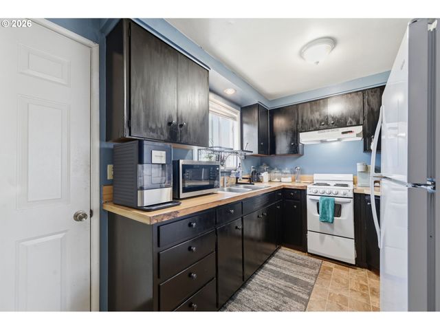 5104 E St, Springfield, OR 97478