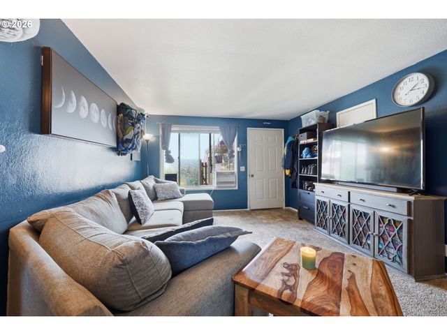 5104 E St, Springfield, OR 97478