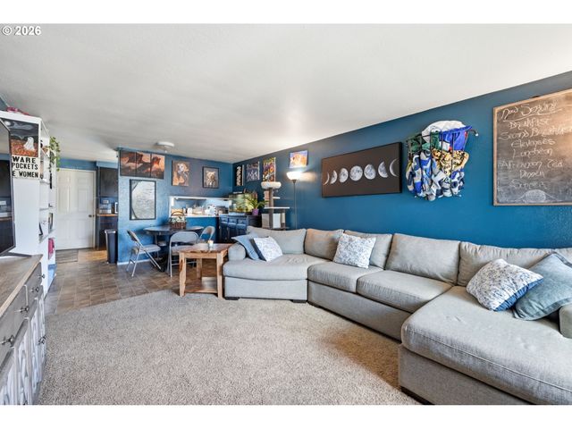 5104 E St, Springfield, OR 97478