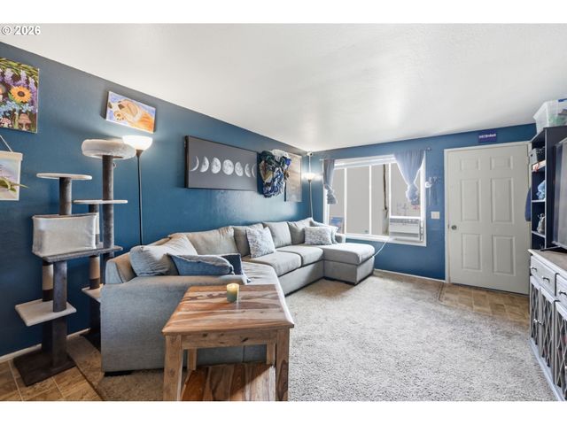 5104 E St, Springfield, OR 97478