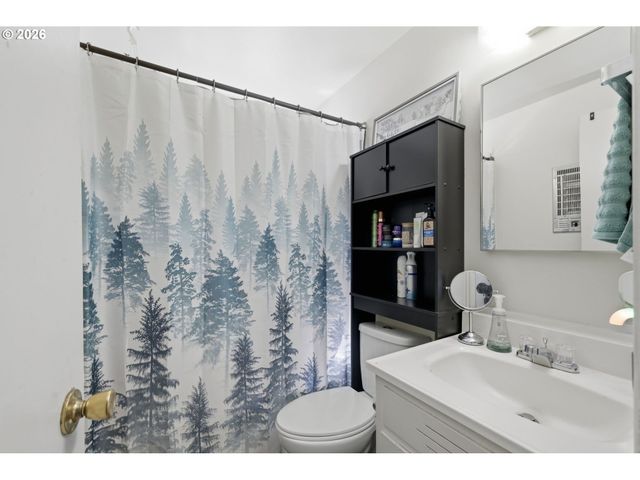 5104 E St, Springfield, OR 97478