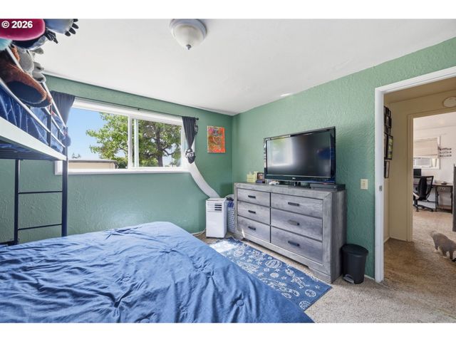 5104 E St, Springfield, OR 97478