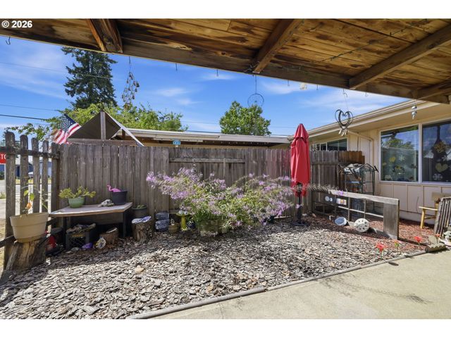 5104 E St, Springfield, OR 97478