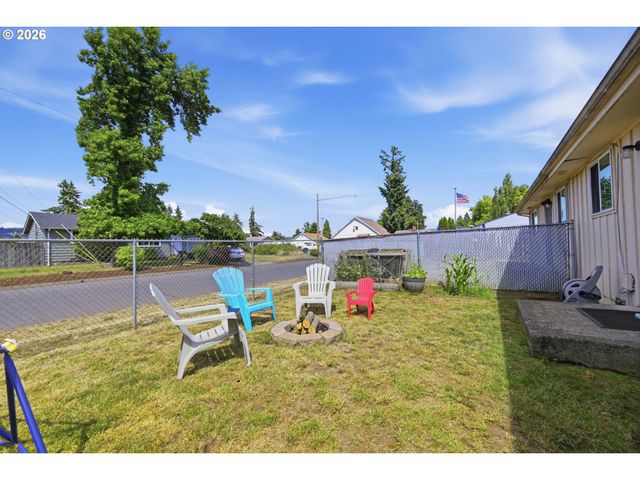 5104 E St, Springfield, OR 97478