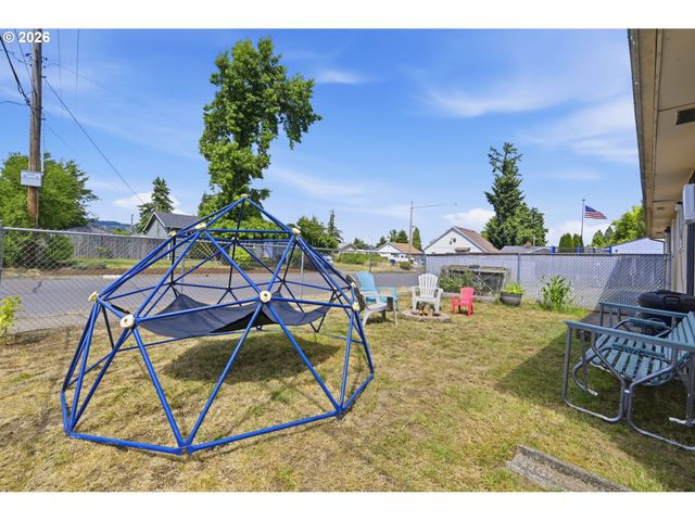 5104 E St, Springfield, OR 97478