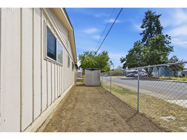 5104 E St, Springfield, OR 97478