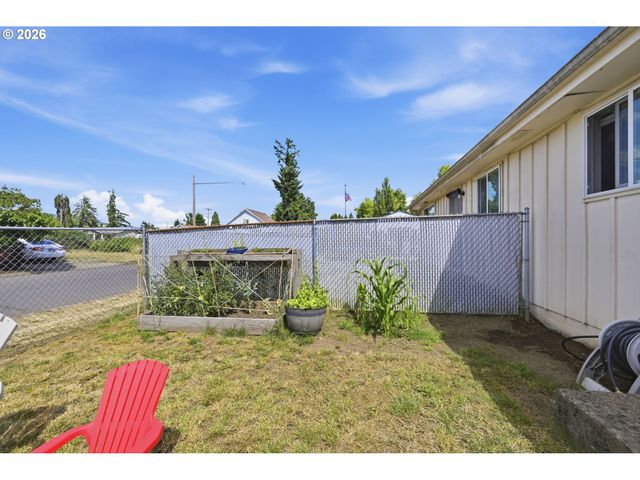 5104 E St, Springfield, OR 97478