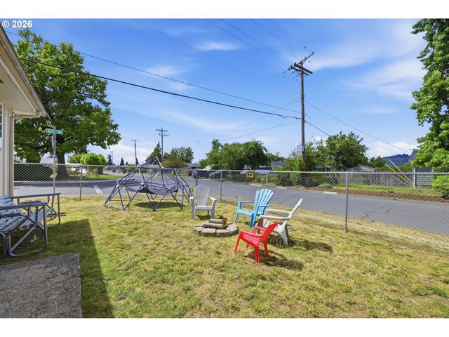5104 E St, Springfield, OR 97478
