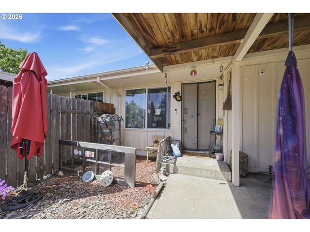 5104 E St, Springfield, OR 97478