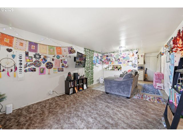 5104 E St, Springfield, OR 97478