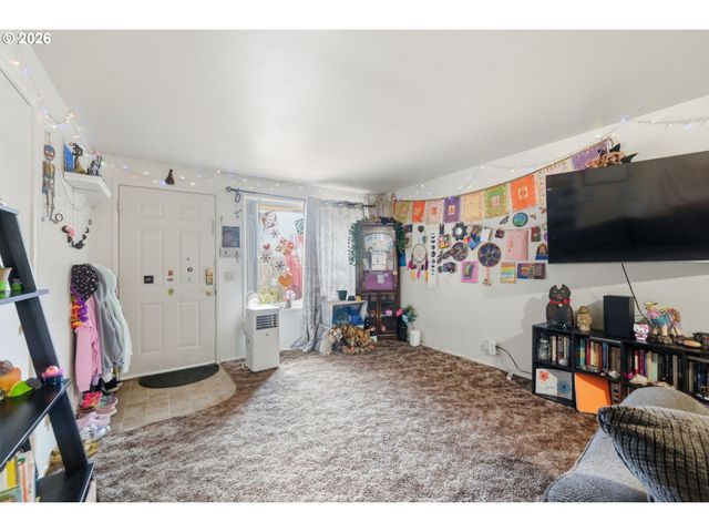 5104 E St, Springfield, OR 97478