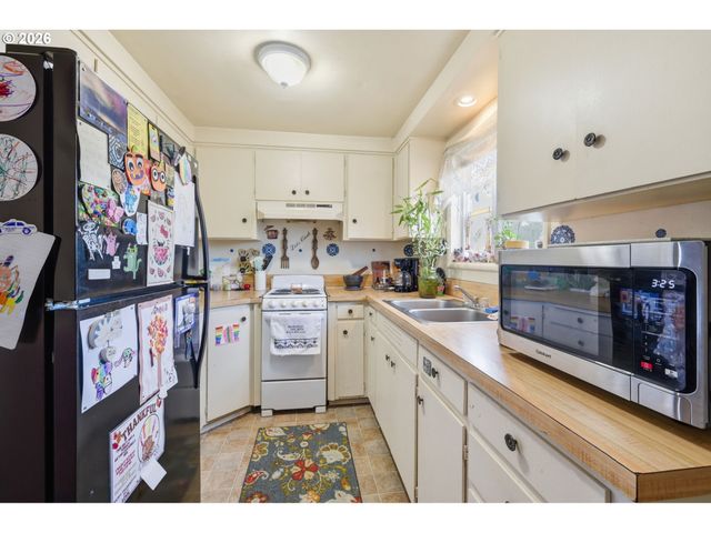 5104 E St, Springfield, OR 97478