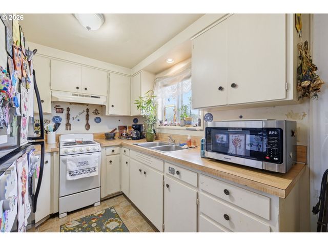 5104 E St, Springfield, OR 97478
