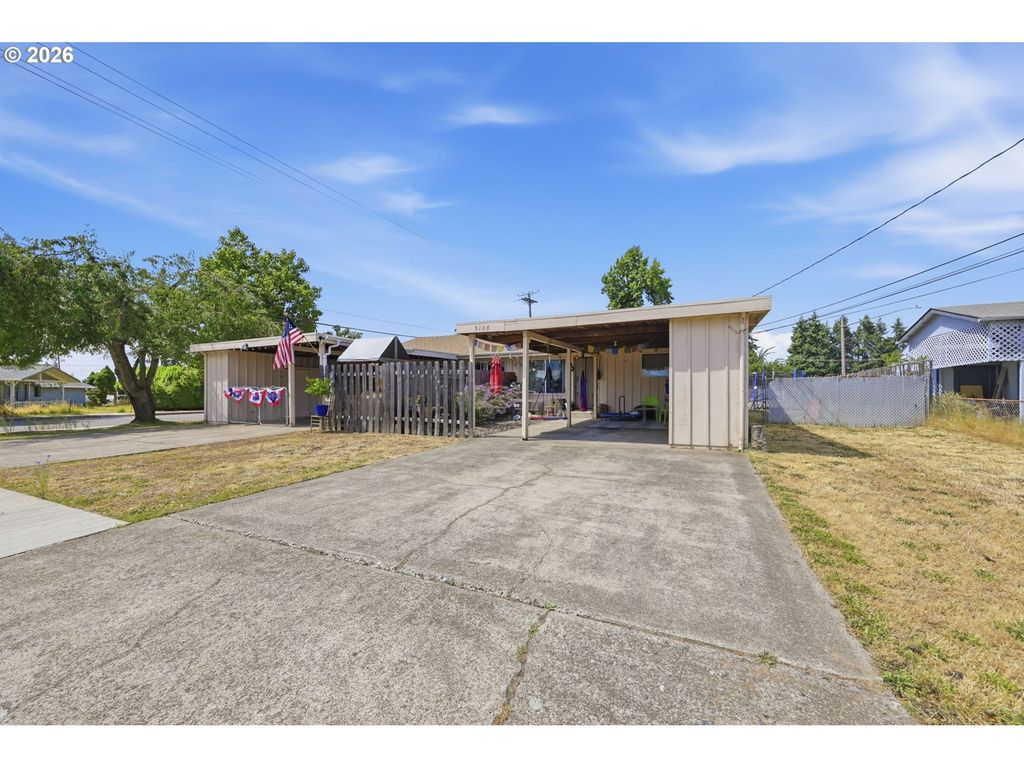 5104 E St, Springfield, OR 97478