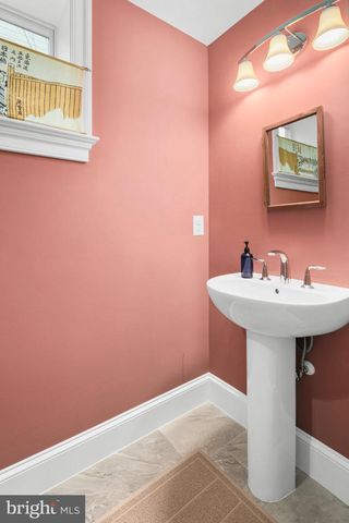 2816 1ST RD N, Arlington, VA 22201