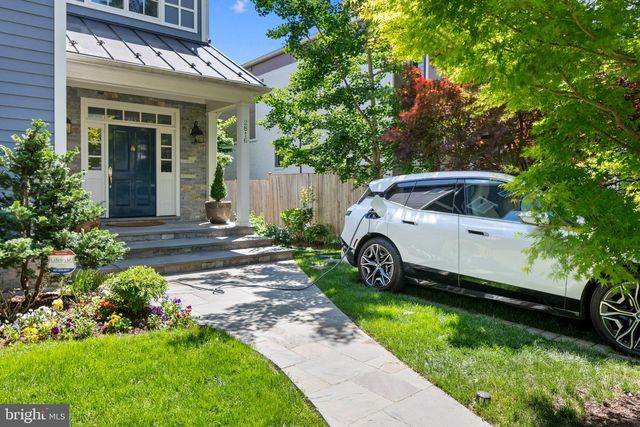2816 1ST RD N, Arlington, VA 22201