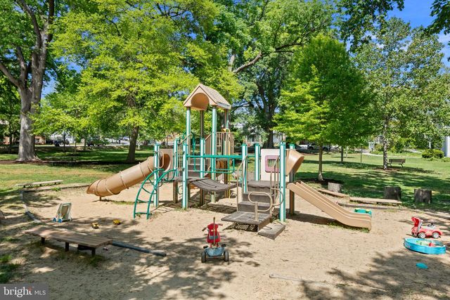 2816 1ST RD N, Arlington, VA 22201