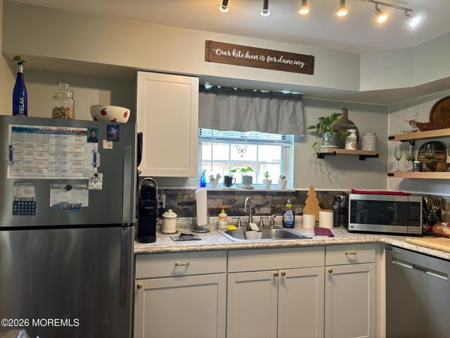 11 Amesbury Road E, Whiting, NJ 08759