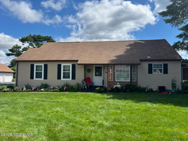 11 Amesbury Road E, Whiting, NJ 08759