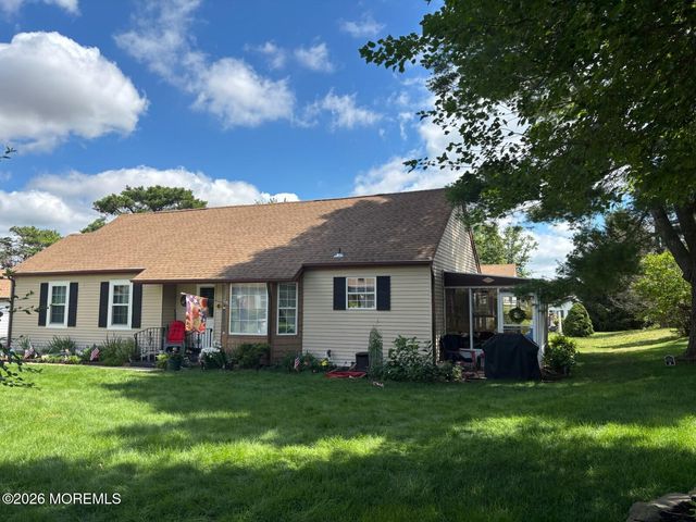 11 Amesbury Road E, Whiting, NJ 08759