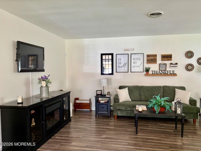 11 Amesbury Road E, Whiting, NJ 08759