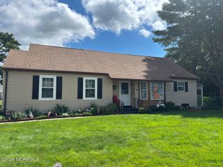 11 Amesbury Road E, Whiting, NJ 08759