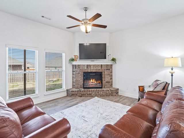 2402 England Lane, Pea Ridge, AR 72751