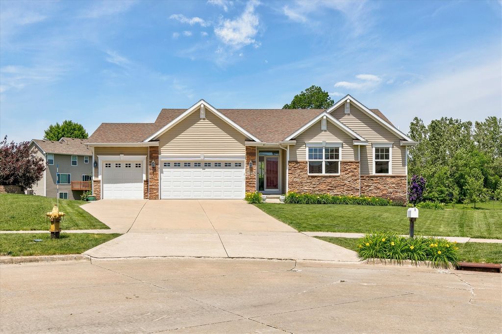 5912 NW 92nd Court, Johnston, IA 50131