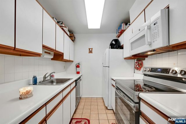 15 Presidential Drive 15, Englewood, NJ 07631