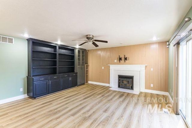 3160 E Springwood Dr, Meridian, ID 83642