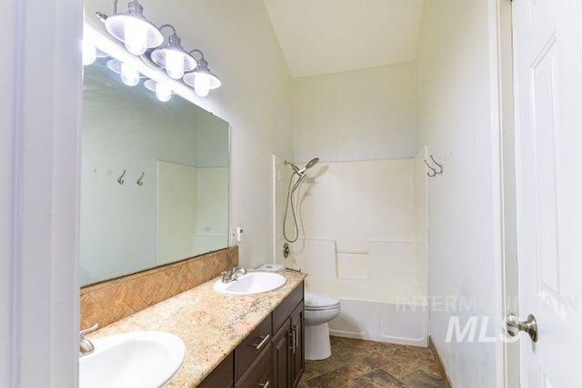 3160 E Springwood Dr, Meridian, ID 83642