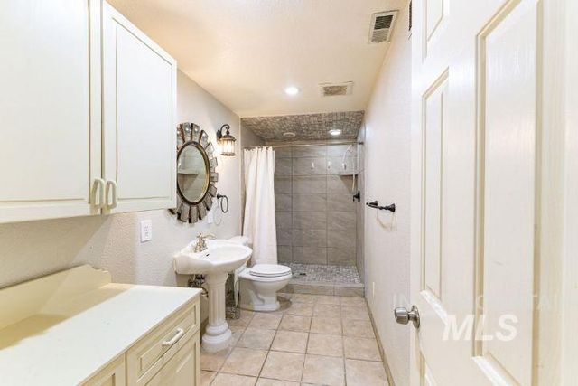 3160 E Springwood Dr, Meridian, ID 83642