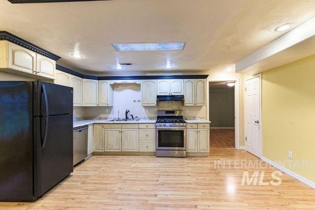 3160 E Springwood Dr, Meridian, ID 83642